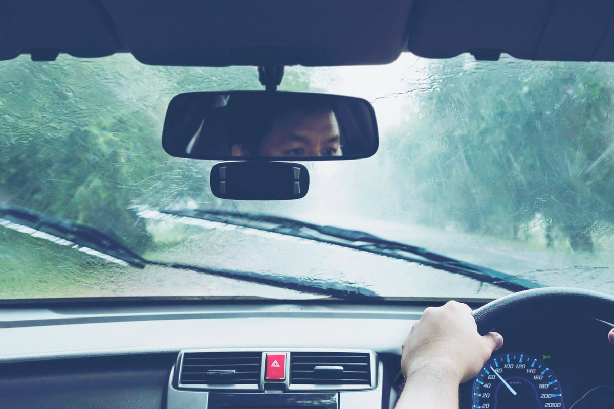 ขับรถช่วงฝนตกหนักอย่างไรให้ปลอดภัย? พร้อมรู้บทบาทของกล้องติดรถยนต์